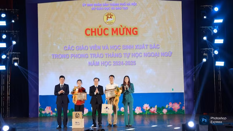 Các giáo viên và học sinh xuất sắc trong phong trào tháng tự học ngoại ngữ năm học 2024-2025.