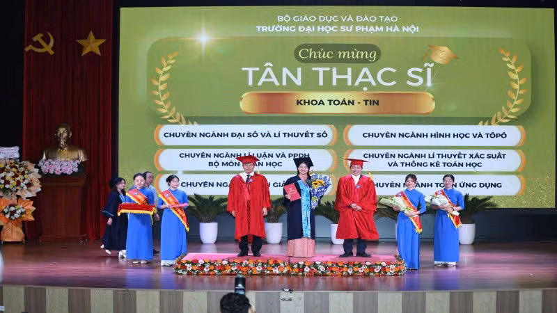 Các tân thạc sĩ được nhận bằng tốt nghiệp năm 2024. (Ảnh: Thanh Tùng)
