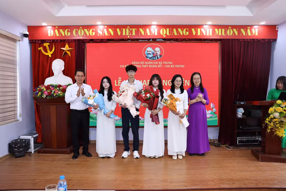 4 học sinh ưu tú vinh dự được kết nạp vào Đảng. (Ảnh: THANH TÙNG)