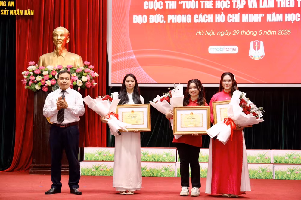 Các thí sinh đoạt giải Nhất cuộc thi.