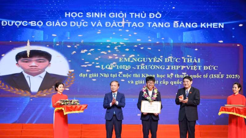 Tặng Bằng cho học sinh đoạt giải quốc gia, quốc tế. (Ảnh: THANH TÙNG)