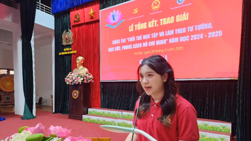 Thay mặt các thí sinh đoạt giải, em Nguyễn Minh Anh, sinh viên lớp Anh 2 Chất lượng cao, Khóa 61, Khoa Kinh tế đối ngoại, Trường đại học Ngoại thương phát biểu ý kiến.