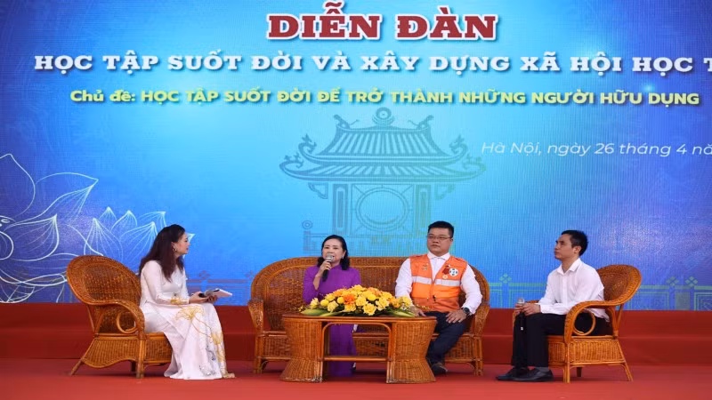 Ba nhân vật tiêu biểu tham gia chia sẻ ý kiến tại Diễn đàn. (Ảnh: Thanh Tùng)