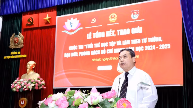 Vụ trưởng Công tác Học sinh, Sinh viên (Bộ Giáo dục và Đào tạo) Hoàng Đức Minh phát biểu ý kiến.