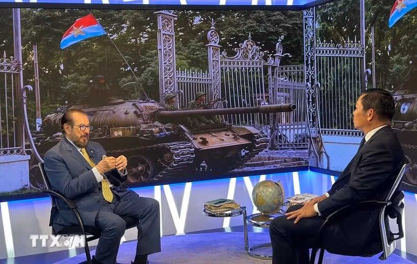 Nhà ngoại giao kỳ cựu kiêm nhà báo nổi tiếng Venezuela Khách mời Julio Cesar Pineda (bìa bên trái) chia sẻ tại chương trình. (Ảnh: Đài truyền hình Globovisión cung cấp, TTXVN phát)