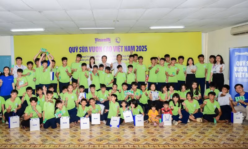 Bên cạnh nguồn dinh dưỡng thiết yếu là những hộp sữa, món quà Quỹ sữa mang đến còn là sự quan tâm, chăm sóc và động viên các em để vươn lên trong cuộc sống. (Ảnh: Nam Anh) Bên cạnh nguồn dinh dưỡng thiết yếu là những hộp sữa, món quà Quỹ sữa mang đến còn là sự quan tâm, chăm sóc và động viên các em để vươn lên trong cuộc sống. (Ảnh: Nam Anh)