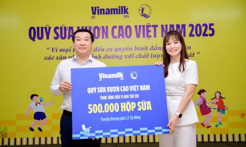 Ông Đỗ Thanh Tuấn - Giám đốc Đối ngoại Vinamilk - trao tặng bảng tượng trưng 500.000 hộp sữa cho đại diện Quỹ Bảo trợ Trẻ em Việt Nam nhân dịp khởi động Quỹ sữa năm 2025. (Ảnh: Nam Anh)