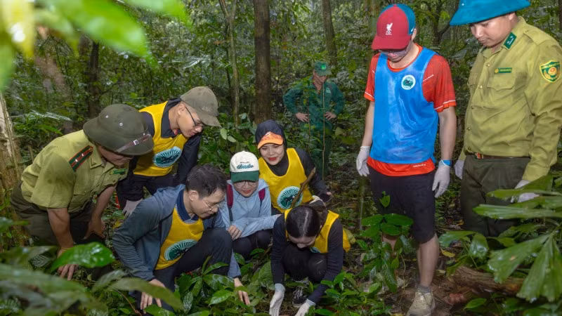 Du khách tham gia tour “Về nhà” tại Vườn quốc gia Cúc Phương.