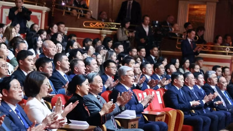 Tổng Bí thư Tô Lâm và Phu nhân với Tổng thống Kazakhstan Kassym-Jomart Tokayev dự chương trình hòa nhạc hữu nghị Việt Nam-Kazakhstan. (Ảnh: TTXVN)