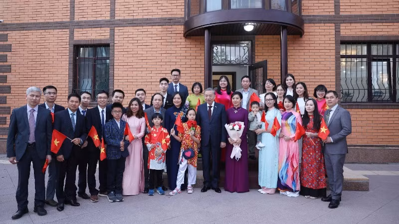 Tổng Bí thư Tô Lâm và Phu nhân với gia đình cán bộ, nhân viên Đại sứ quán Việt Nam tại Kazakhstan.