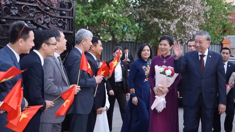 Tổng Bí thư Tô Lâm và Phu nhân đến thăm Đại sứ quán Việt Nam tại Kazakhstan. (Ảnh: Thống Nhất/TTXVN)