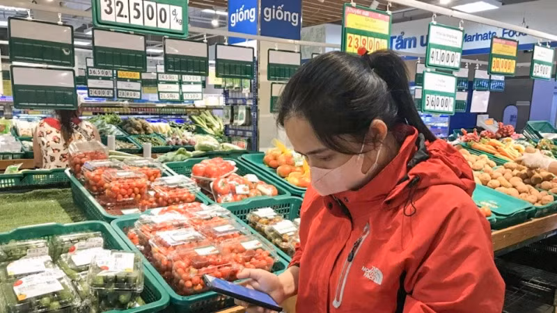 Người tiêu dùng kiểm tra thông tin, nguồn gốc hàng hóa thông qua việc quét mã QR tại một siêu thị ở thành phố Buôn Ma Thuột, tỉnh Đắk Lắk. (Ảnh: ĐỖ LAN)