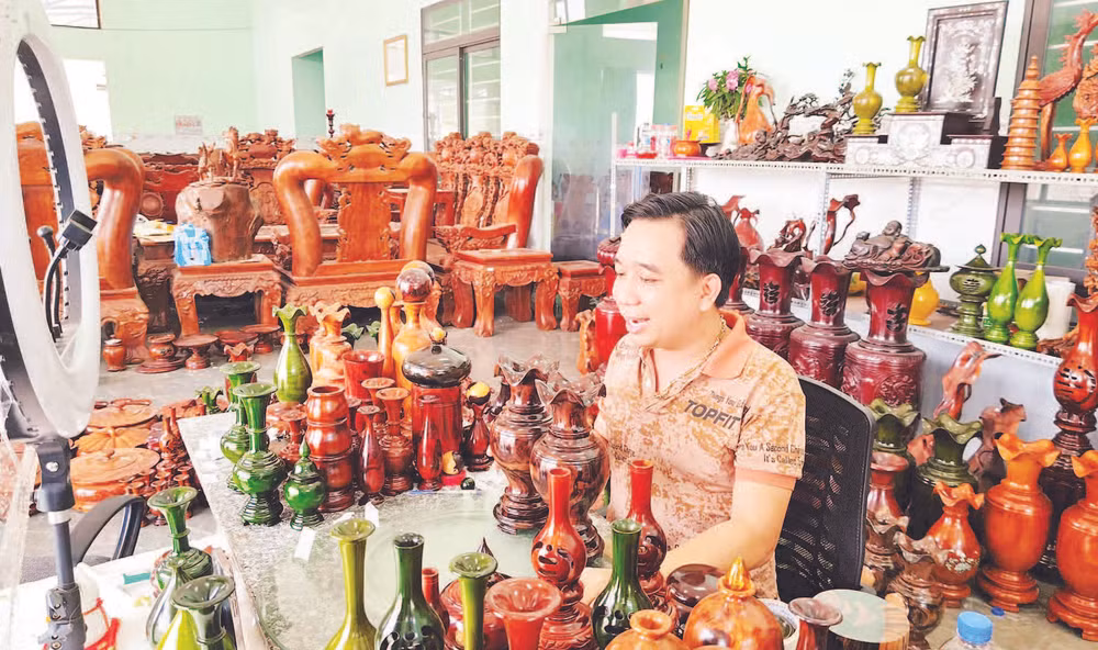 Anh Thắng thường giới thiệu các sản phẩm thủ công mỹ nghệ trên mạng xã hội nhằm tăng tương tác với khách hàng.