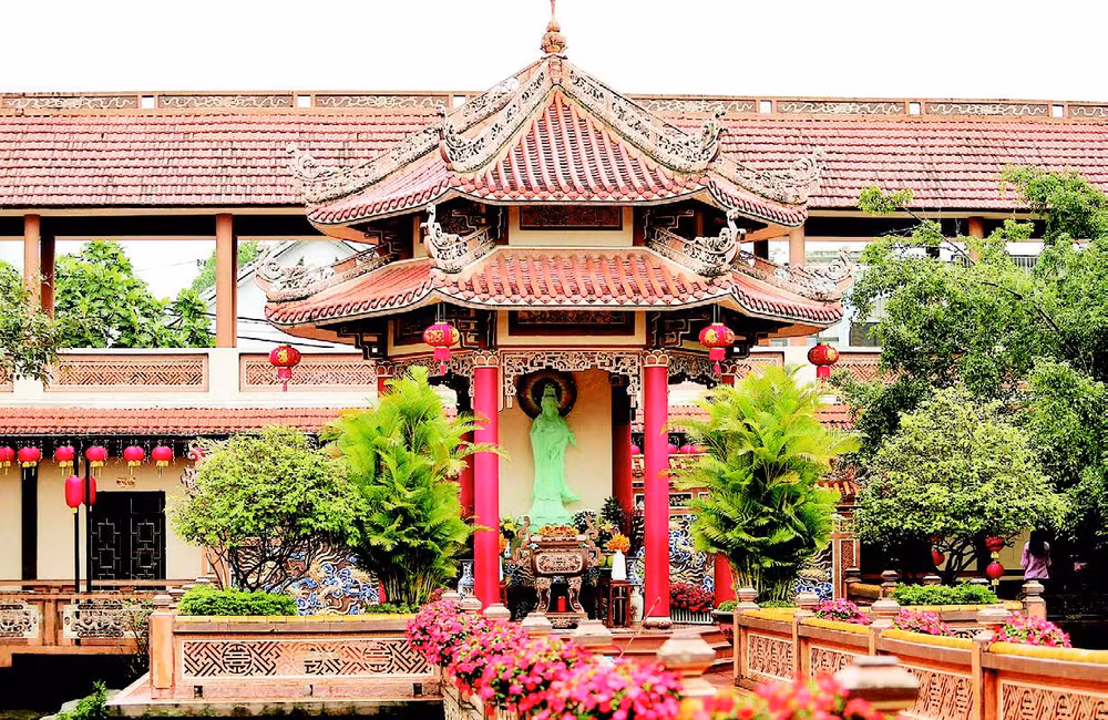 1 - Điểm nhấn của chùa là hệ thống mái ngói mầu đỏ. 1 - Điểm nhấn của chùa là hệ thống mái ngói mầu đỏ.