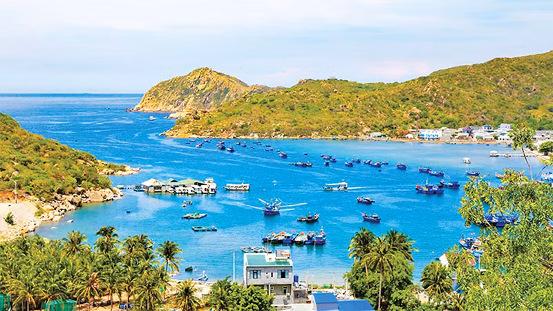 Vịnh Vĩnh Hy, xã Vĩnh Hải, huyện Ninh Hải, một danh thắng đã được Tổ chức Kỷ lục Việt Nam xác lập vào tốp 10 vịnh đẹp nhất của Việt Nam.