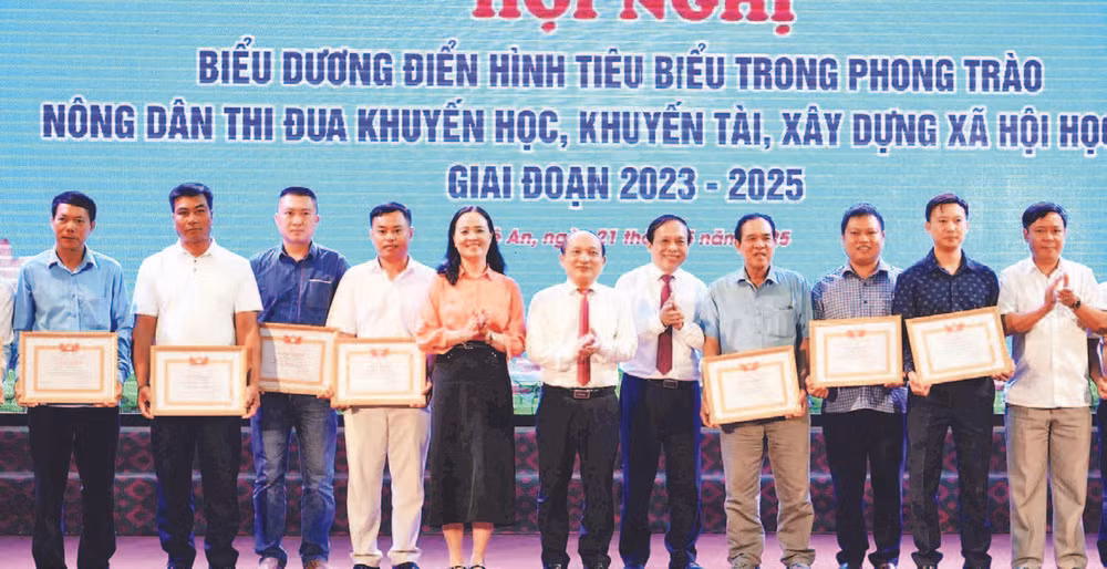 Lãnh đạo tỉnh Nghệ An trao giấy khen tặng các cá nhân có thành tích xuất sắc trong công tác khuyến học, khuyến tài, xây dựng xã hội học tập.