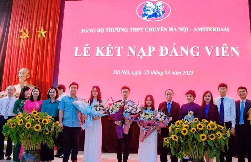 Trường THPT chuyên Hà Nội-Amsterdam kết nạp đảng cho 2 học sinh