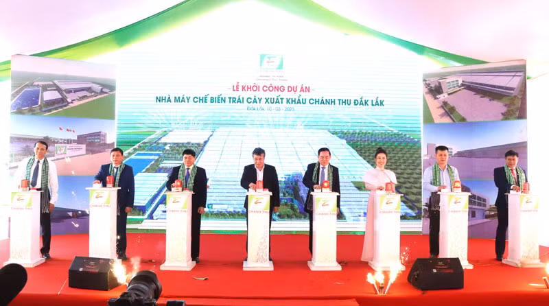 Các đại biểu ấn nút khởi công Dự án Nhà máy chế biến trái cây xuất khẩu Chánh Thu Đắk Lắk.