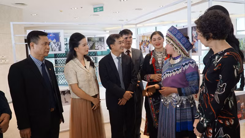 Các đại biểu chia sẻ thông tin bên lề hội nghị.