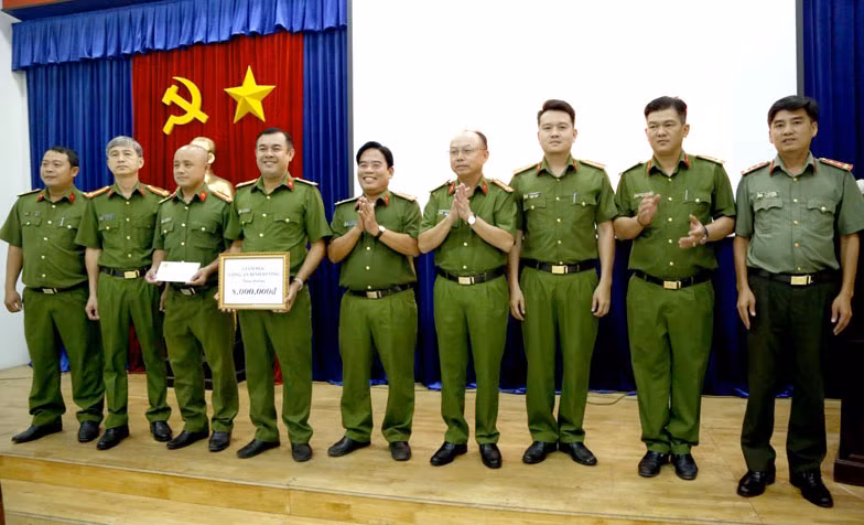 Đại tá Trần Văn Chính, Phó Giám đốc, Thủ trưởng Cơ quan Cảnh sát điều tra Công an tỉnh Bình Dương (thứ 4 từ phải sang) biểu dương, khen thưởng Ban chuyên án.