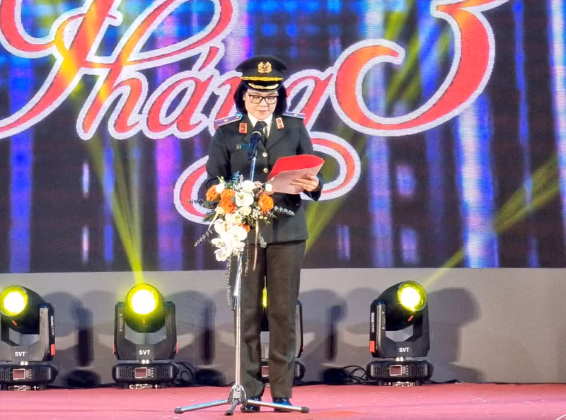 Thiếu tướng Ngô Hoài Thu, Trưởng ban Phụ nữ Công an nhân dân phát biểu khai mạc. Thiếu tướng Ngô Hoài Thu, Trưởng ban Phụ nữ Công an nhân dân phát biểu khai mạc.