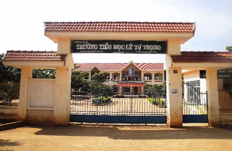 Trường Tiểu học Lý Tự Trọng, thị trấn Buôn Trấp, nơi xảy ra sự việc.