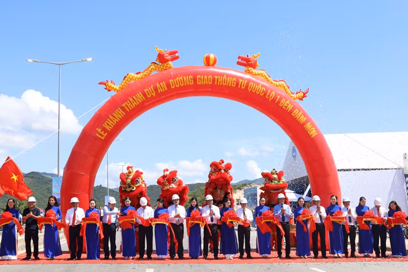 Cắt băng khánh thành tuyến giao thông nối Quốc lộ 1A với Đầm Môn.