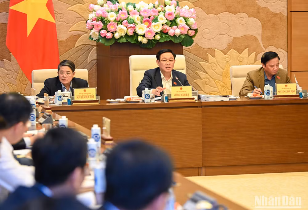 Chủ tịch Quốc hội Vương Đình Huệ phát biểu ý kiến.