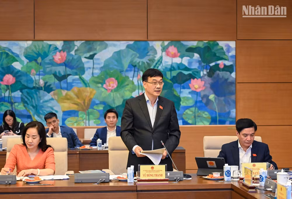 Chủ nhiệm Ủy ban Kinh tế Vũ Hồng Thanh trình bày báo cáo.