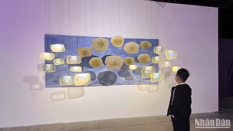Khán giả thưởng lãm tác phẩm "Ngàn năm soi bóng" của tác giả Nguyễn Tuấn Dũng (Hà Nội).