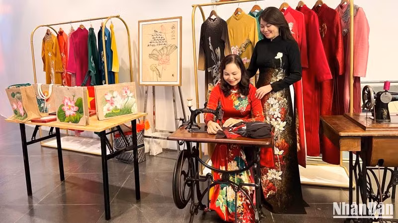 Không gian tái hiện nghề may áo dài truyền thống được chị em yêu thích.
