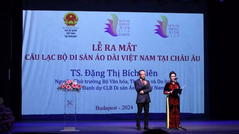 Bà Đặng Thị Bích Liên từng giữ vai trò quản lý và là một chuyên gia, nhà nghiên cứu gắn bó với việc tôn vinh di sản áo dài Việt Nam.