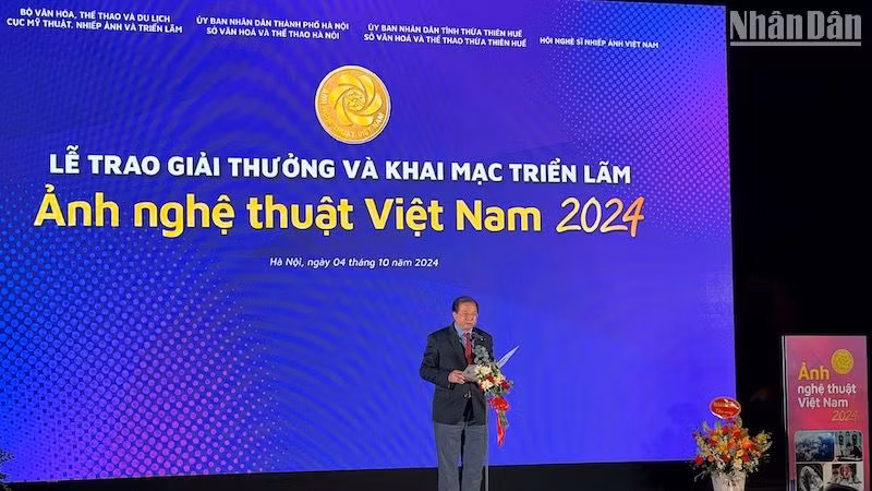 Thứ trưởng Tạ Quang Đông nhấn mạnh các tác phẩm được lựa chọn đều là tâm huyết sáng tạo của các nghệ sĩ, phản ánh cảm xúc cũng như nhận thức của tác giả trước cuộc sống. Thứ trưởng Tạ Quang Đông nhấn mạnh các tác phẩm được lựa chọn đều là tâm huyết sáng tạo của các nghệ sĩ, phản ánh cảm xúc cũng như nhận thức của tác giả trước cuộc sống.