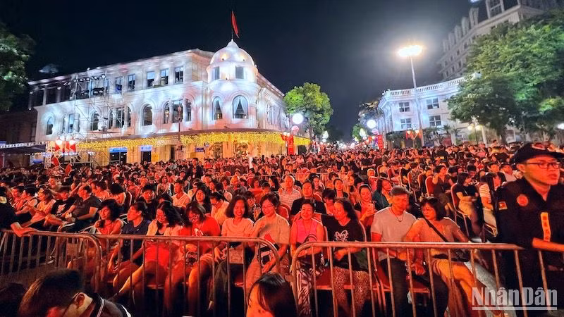 Hàng nghìn người dân và du khách háo hức trước giờ bắt đầu không gian âm nhạc ABBA giữa lòng Thủ đô Hà Nội.