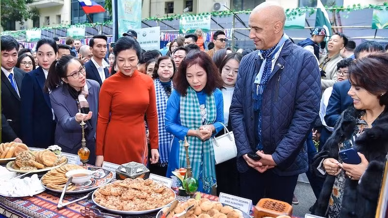 Các đại biểu tham quan và trải nghiệm các gian hàng. (ẢNH: ANH SƠN) Các đại biểu tham quan và trải nghiệm các gian hàng. (ẢNH: ANH SƠN)