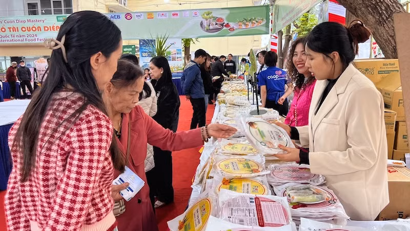 Các gian hàng Việt thu hút đông khách tìm hiểu và mua sắm, sản phẩm phong phú từ các địa phương miền núi phía bắc cho đến duyên hải miền trung, Tây Nam Bộ... Các gian hàng Việt thu hút đông khách tìm hiểu và mua sắm, sản phẩm phong phú từ các địa phương miền núi phía bắc cho đến duyên hải miền trung, Tây Nam Bộ...