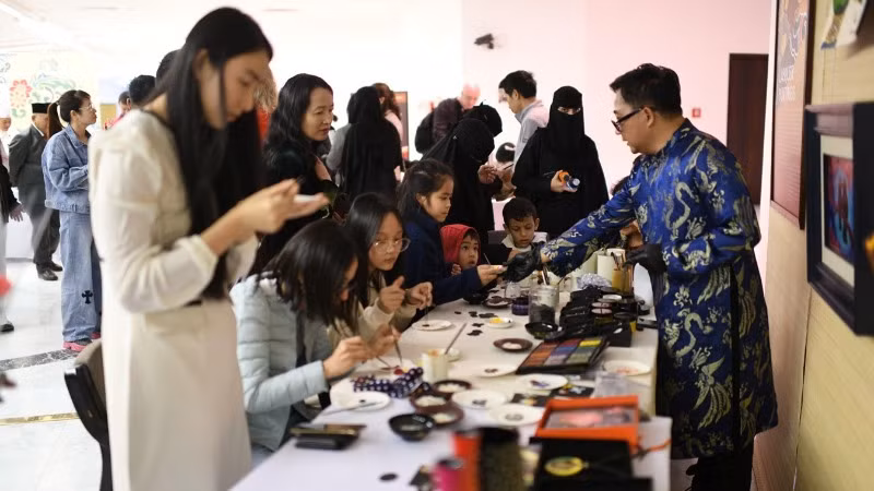 Khách tham quan trải nghiệm làm sản phẩm thủ công như vòng cổ, vòng tay, đĩa, cốc... bằng sơn mài Việt Nam.