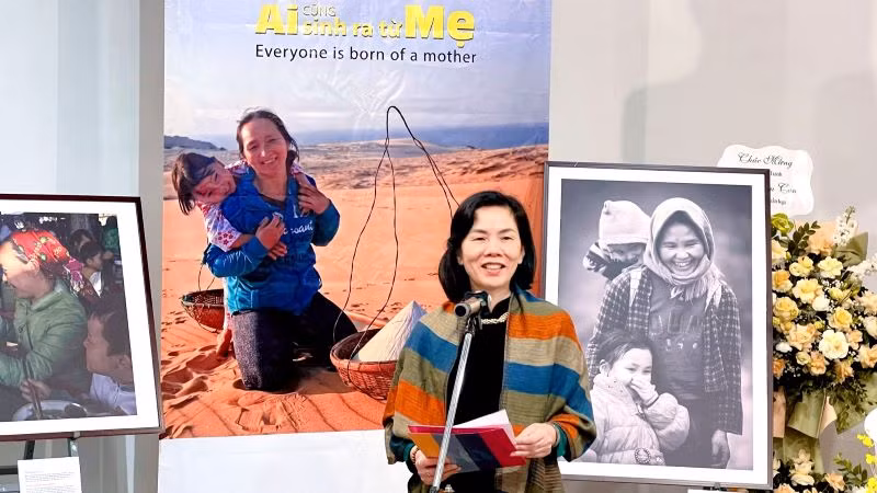 Bà Nguyễn Thị Minh Hương chia sẻ về chương trình “Mẹ đỡ đầu” do Hội Liên hiệp Phụ nữ Việt Nam phát động, đã giúp đỡ 27.670 trẻ em mồ côi sau đại dịch Covid-19.