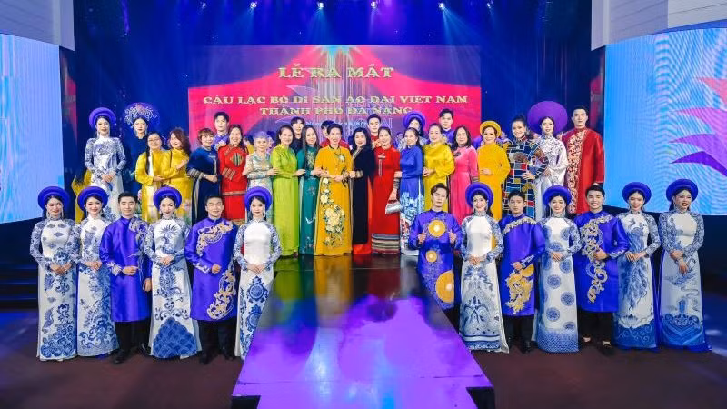 Trình diễn áo dài chào mừng ra mắt Câu lạc bộ Di sản áo dài Việt Nam thành phố Đà Nẵng. (Ảnh BTC) Trình diễn áo dài chào mừng ra mắt Câu lạc bộ Di sản áo dài Việt Nam thành phố Đà Nẵng. (Ảnh BTC)