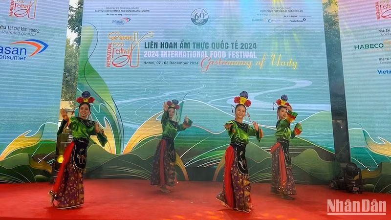 Một tiết mục ca múa nhạc truyền thống đến từ đất nước vạn đảo Indonesia. Một tiết mục ca múa nhạc truyền thống đến từ đất nước vạn đảo Indonesia.