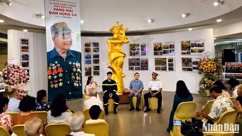 Buổi trò chuyện với sự góp mặt của các đại diện một số lực lượng tham gia diễu binh, diễu hành đợt 7/5 tại thành phố Điện Biên Phủ.