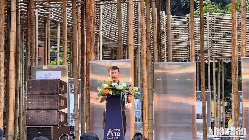 Chủ tịch UBND quận Hoàn Kiếm Phạm Tuấn Long đánh giá cao ý nghĩa của Giải thưởng Top 10 Awards, nhấn mạnh nhu cầu lớn về các không gian công cộng, không gian xanh và thân thiện hiện nay.