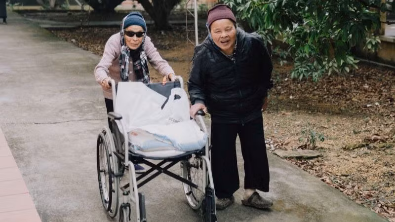 Niềm vui của những cư dân lâu năm làng phong Chí Linh khi nhận được sự quan tâm, san sẻ từ cộng đồng. Niềm vui của những cư dân lâu năm làng phong Chí Linh khi nhận được sự quan tâm, san sẻ từ cộng đồng.