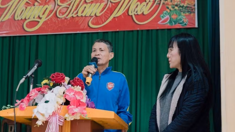 Ông Thiều Quang Tiềm đại diện cư dân Làng phong Chí Linh phát biểu cảm ơn những món quà Tết của Sconnect Việt Nam. Ông Thiều Quang Tiềm đại diện cư dân Làng phong Chí Linh phát biểu cảm ơn những món quà Tết của Sconnect Việt Nam.