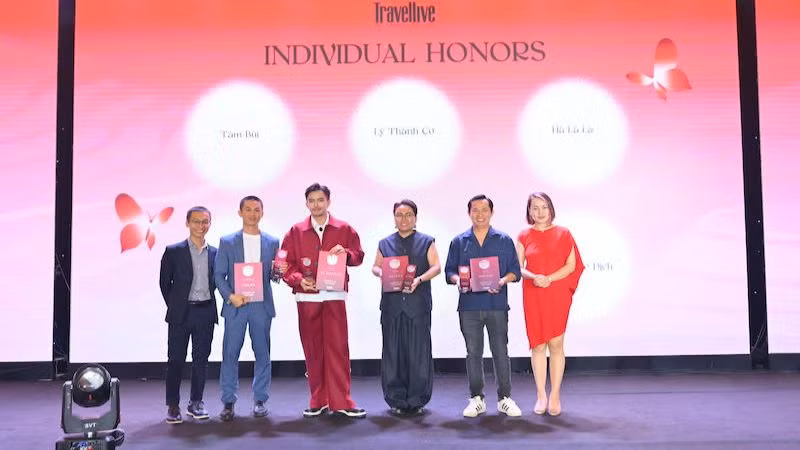Ban tổ chức trao chứng nhận cho những gương mặt có ảnh hưởng với cộng đồng yêu thích du lịch. Ban tổ chức trao chứng nhận cho những gương mặt có ảnh hưởng với cộng đồng yêu thích du lịch.