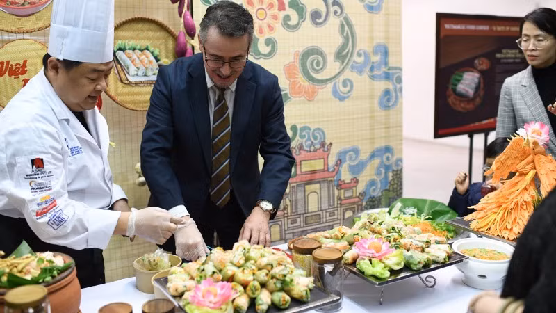 Chuyên gia ẩm thực Nguyễn Thường Quân hướng dẫn du khách trải nghiệm làm món ăn truyền thống Việt Nam. (Ảnh: BTC)