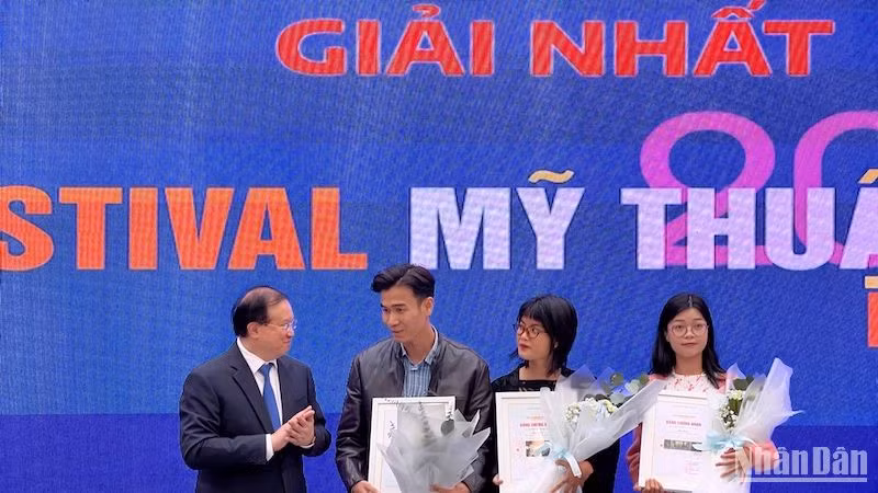 Thứ trưởng Văn hóa, Thể thao và Du lịch Tạ Quang Đông (ngoài cùng bên trái) trao giải Nhất cho 3 tác giả.