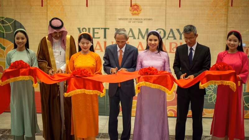 (Từ phải sang) Phó Vụ trưởng Vụ Ngoại giao Văn hóa và UNESCO Hoàng Hữu Anh, Đại sứ Đặng Xuân Dũng và ông Mohammed Al Otaibi, Vụ trưởng Vụ Du lịch và Sự kiện, Bộ Ngoại giao Saudi Arabia thực hiện nghi thức cắt băng khai mạc. (Ảnh: BTC)