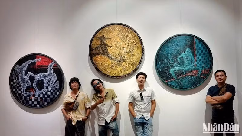 Một số tác phẩm được thể hiện trong khung tròn phá cách, thú vị.