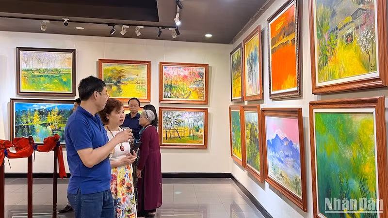 Triển lãm mang tới khán giả những sắc màu quê hương vùng trung du, từ rừng cọ đồi chè đến bản làng các dân tộc thiểu số.